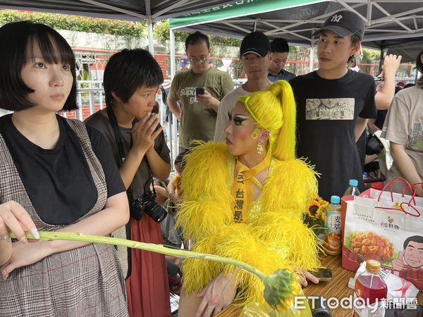 ▲▼「魯保羅變裝皇后秀冠軍得主」妮妃雅現身立法院外。（圖／記者張乃文攝）