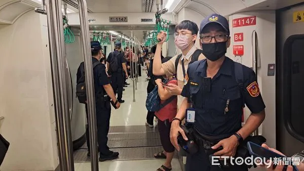 ▲防止模仿犯，高雄警方在捷運車廂內加強巡查            。（圖／翻攝陳其邁臉書）