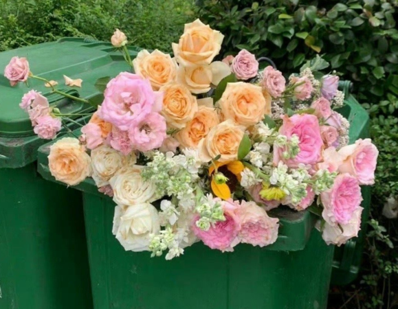 ▲▼520當天垃圾桶被丟滿鮮花。（圖／翻攝自微博）