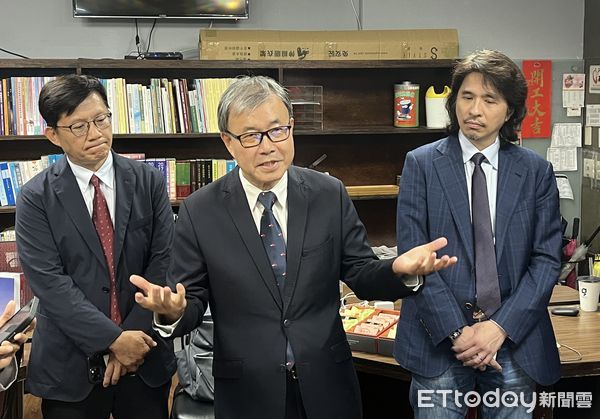 ▲▼教育部部長鄭英耀，與新次長張廖萬堅、葉丙成。（圖／記者許敏溶攝）