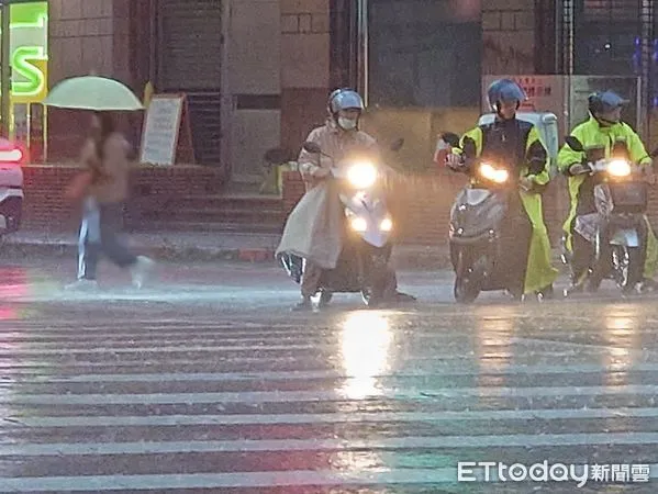 ▲▼天氣 大雨 台北市。（圖／記者屠惠剛攝）