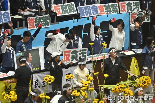 ▲▼立法院院會，民進黨團手持太陽花，國民黨團持國旗貼紙反制。（圖／記者李毓康攝）