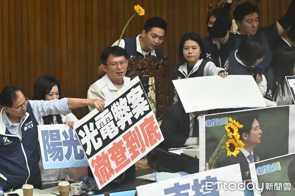 ▲▼立法院院會，民進黨立委把太陽花丟向黃國昌。（圖／記者李毓康攝）
