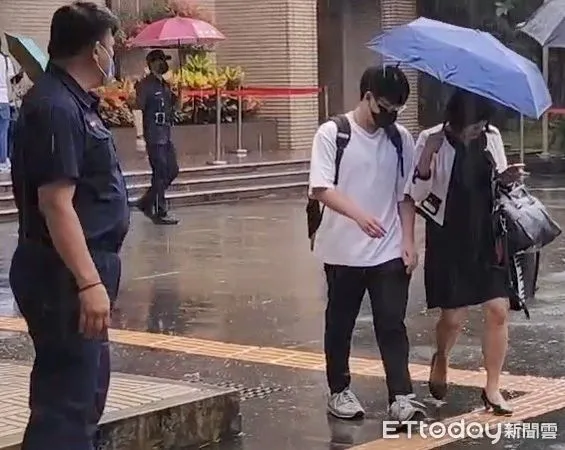 ▲▼準律師鄭兆宇（白衣黑褲）涉酒駕致死，21日到台北地院出庭聲稱對事故經過因腦傷失憶。（圖／記者黃哲民攝）