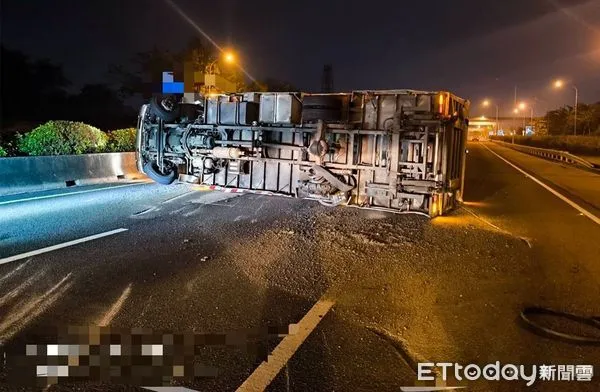 ▲▼快訊／國1大卡車「爆胎側翻」封3車道　警緊急引導車輛。（圖／記者林東良翻攝）