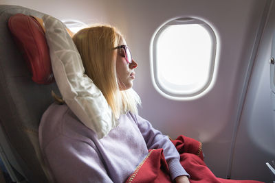 搭飛機總是「冷爆」！一堆人要毛毯　空姐曝原因：不可能調高