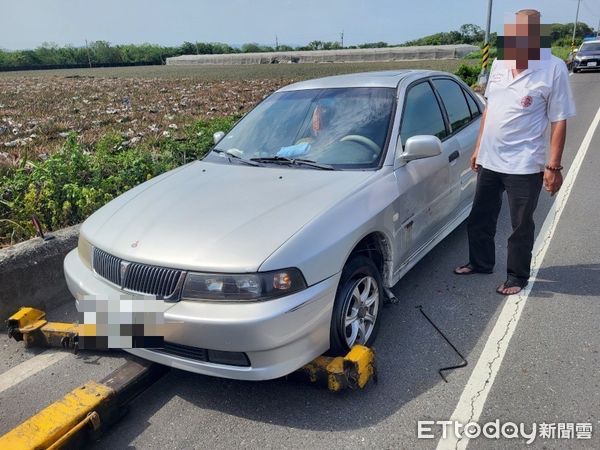 ▲里港警分局九如分駐所警員何泓駒幫李男解決問題            。（圖／記者陳崑福翻攝）