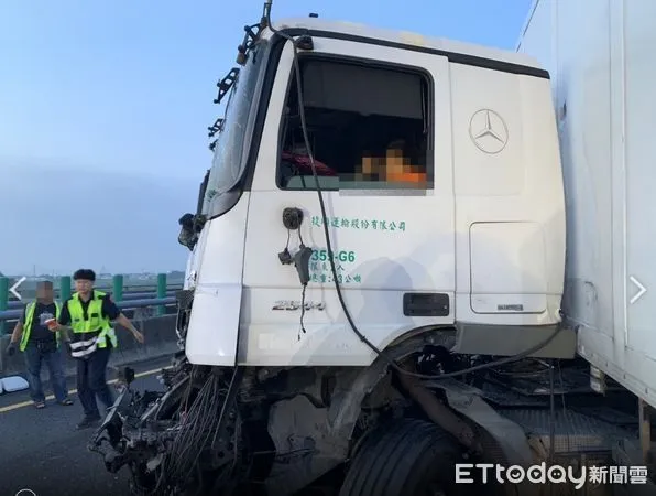 ▲國道1號316公里台南新市區南下車道，22日清晨4時53分許，發生一起大貨車撞擊肇事，馬上以救護車送醫救治。（圖／民眾提供）