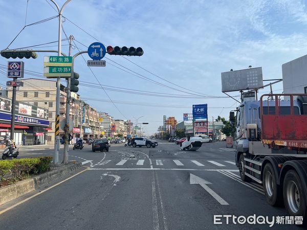 ▲▼高雄男變換車道不慎釀禍，「連撞2車」烏龜翻躺地...2人傷。（圖／記者賴文萱翻攝）