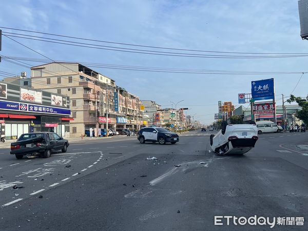 ▲▼高雄男變換車道不慎釀禍，「連撞2車」烏龜翻躺地...2人傷。（圖／記者賴文萱翻攝）