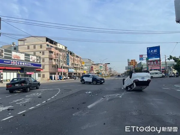 ▲▼高雄男變換車道不慎釀禍，「連撞2車」烏龜翻躺地...2人傷。（圖／記者賴文萱翻攝）