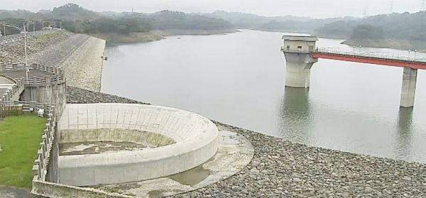 ▲最近三天梅雨鋒面為寶山與寶二水庫增加2000萬噸水量，蓄水量回升至54.8%，圖為今天寶二水庫最新狀況。（圖／北水分署提供）