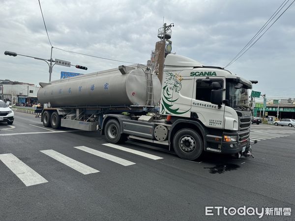 ▲▼             彰化婦人鬼切撞油罐車。（圖／民眾提供）