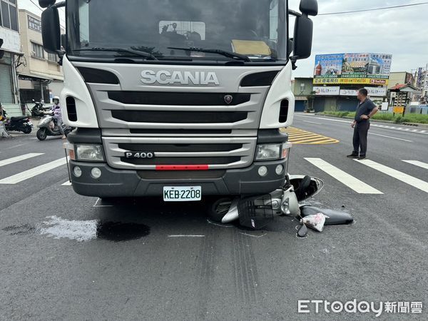 ▲▼             彰化婦人鬼切撞油罐車。（圖／民眾提供）