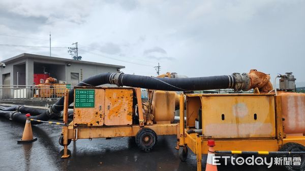 ▲經濟部水利署賴建信署長主持梅雨鋒面防汛準備視訊會議。（圖／記者蔡佩旻翻攝）