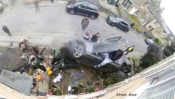▲▼英國一輛超速的BMW失控打滑撞入民宅，但司機與2名乘客卻在事後奇蹟般地爬出車輛，毫髮無損。（圖／翻攝自YouTube）