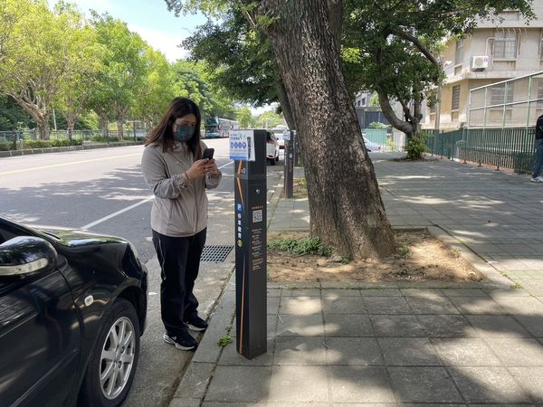 ▲智慧停車柱現場即查即繳。（圖／新竹市政府提供）