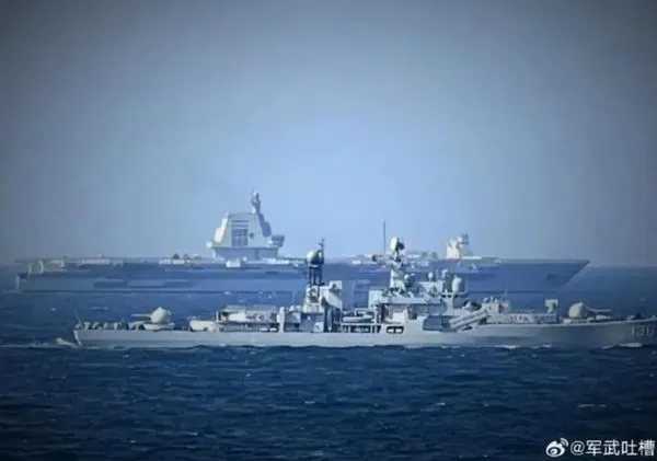 ▲▼中國海軍自俄引進的現代級驅逐艦杭州艦，現身護衛首次海次的福建艦航母。（圖／微博／軍武吐槽）