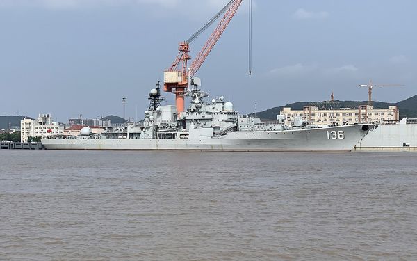 ▲▼中國海軍進行改造中的杭州艦（舷號136）。（圖／翻攝自維基百科）
