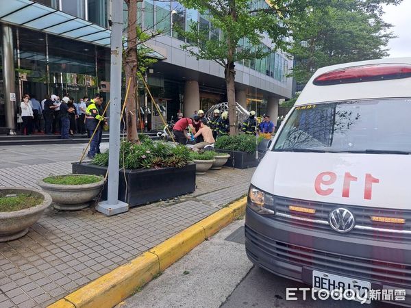 ▲連男22日中午到瑞光路車商辦公大樓前自焚，所幸僅手臂灼傷，遭警方依觸犯公共危險帶回。（圖／記者張君豪翻攝）