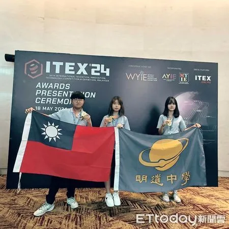 ▲明道中學廣告設計科一年級學生曾晨曦（右一）和組員發明「多功能置物夾」，獲大馬ITEX發明展金牌。（圖／明道中學提供）
