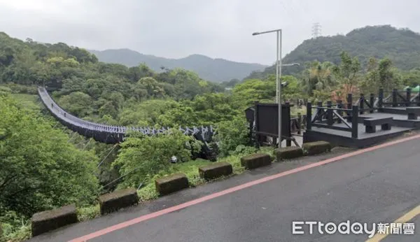 ▲▼     北市內湖區白石湖吊橋下驚見男屍        。（圖／記者黃彥傑攝）