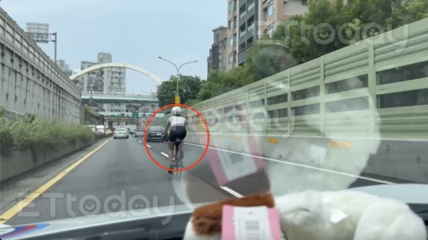 ▲保時捷的劉姓車主一路尾隨保護女騎士下水源快速道路             。（圖／記者吳奕靖翻攝）