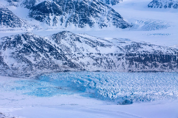 ▲▼挪威斯瓦巴群島（Svalbard archipelago）最大島嶼斯匹次卑爾根島（Spitsbergen）附近的冰川。（圖／達志影像／美聯社）