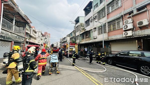 ▲▼岡山區大勇街的一處民宅發生火警，消防局人員平安救出2名民眾，火警原因尚待調查。（圖／記者吳世龍翻攝）