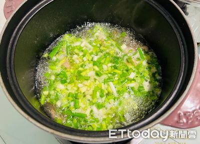 吃蔥抗感冒！營養師「DIY蔥雞湯」喝出免疫力　激推6大功效