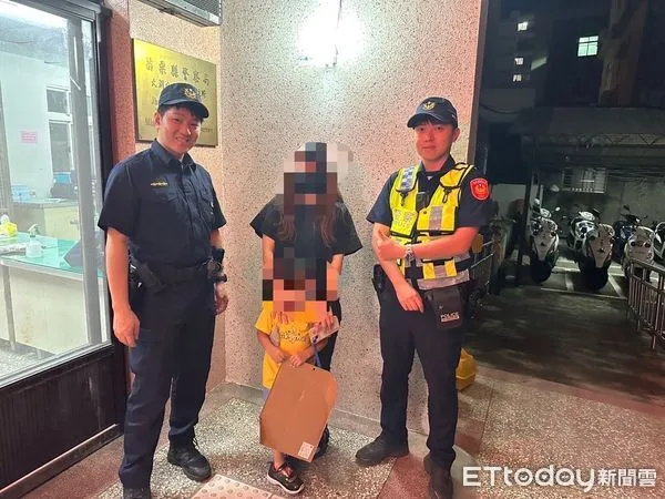 ▲▼ 巡邏警員眼尖發現超商哭泣小男童，幫助走失母子團圓。（圖／警方提供）