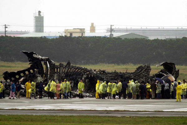 2000年11月4日，新加坡航空SQ006航班遇難者的親屬在台北中正國際機場跑道上連續第二天查看殘骸。（圖／達志／美聯社）