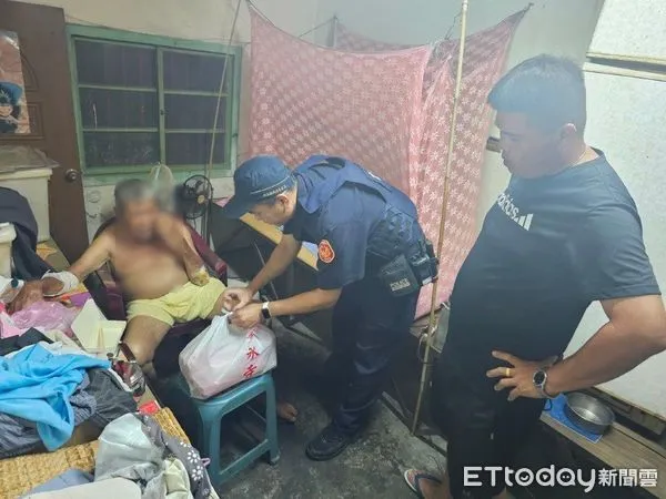 ▲東港警分局崁頂分駐所警員鄭瑞獻及園寮村村長鄭光明致贈阿北民生物質             。（圖／記者陳崑福翻攝）