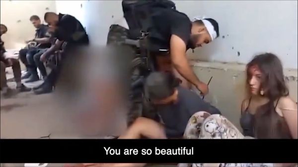 ▲▼以色列人質家屬組織近日釋出一段以色列女兵被哈瑪斯擄走後的影片。（圖／翻攝自X）