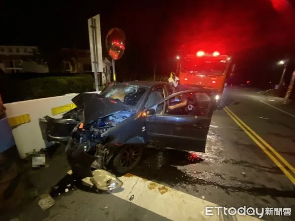 ▲南投自撞車禍，駕駛頭皮掀開見骨，2人昏迷送醫搶救。（圖／記者高堂堯翻攝，下同）