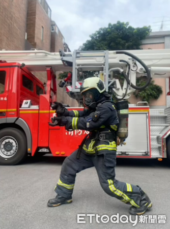 ▲▼台中市消防員背25公斤裝備挑戰「16蹲」            。（圖／記者鄧木卿翻攝）
