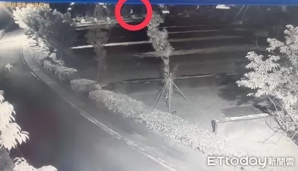 ▲▼24無主碑遭噴紅「X」　「液態硃砂」恐惹上大麻煩。（圖／記者陳凱力翻攝）