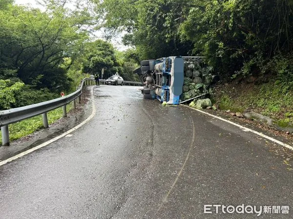 ▲徐姓男子駕駛滿載高麗菜的自大貨車，於台14甲線急彎而失控翻覆。（圖／記者高堂堯翻攝，下同）