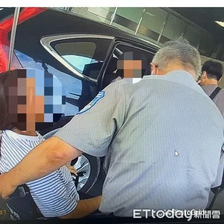 ▲陳姓孕婦前往醫院途中發現羊水已破即將臨盆，適逢下班交通尖峰時間，焦急的家屬經向六分局警方請求協助，警方警車開道引導僅花費7分鐘便順利將孕婦送抵醫院，陳女母子均安。（圖／記者林東良翻攝，下同）