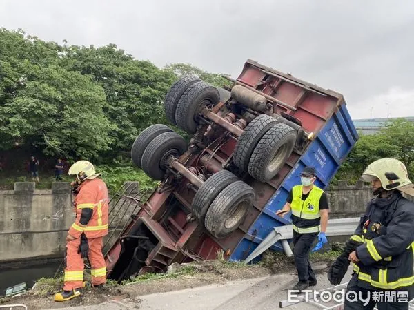 ▲▼聯結車駛進水溝             。（圖／記者戴上容翻攝）