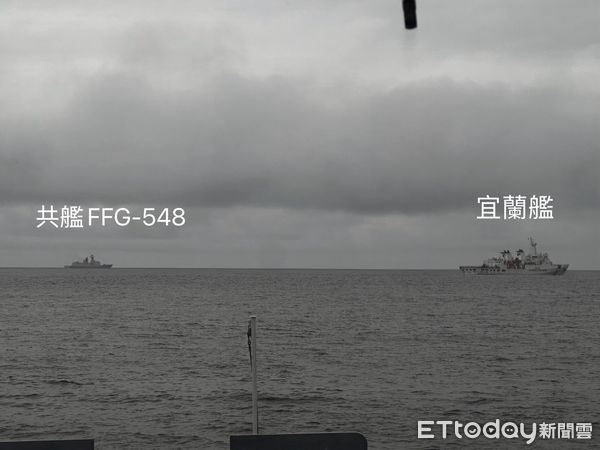 ▲海巡署宜蘭艦英勇伴航驅離駛近台海鄰接區的東海艦隊飛彈護衛艦。（圖／記者張君豪翻攝）