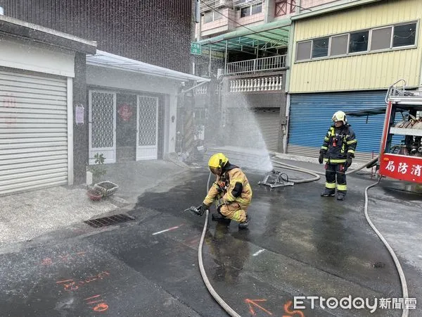 ▲▼高雄鳥松驚傳「瓦斯外洩」　警消出動灑水警戒。（圖／記者賴文萱翻攝）