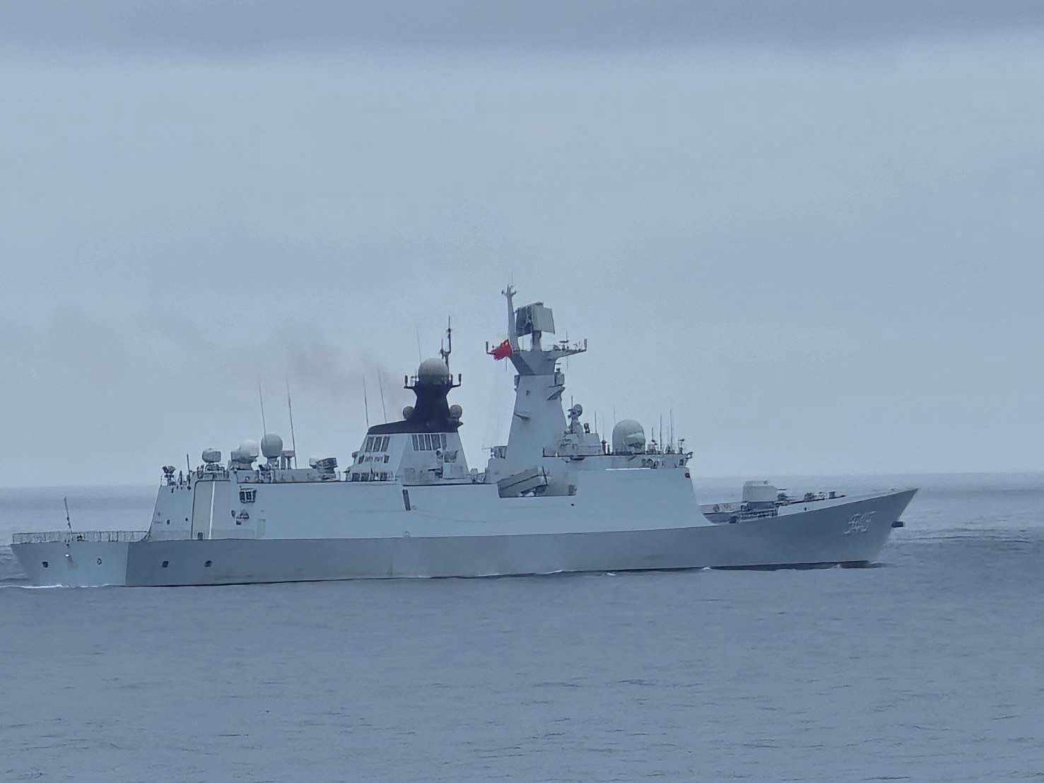 ▲▼一艘中國軍艦在台灣北部彭佳嶼附近海域航行。（圖／路透）