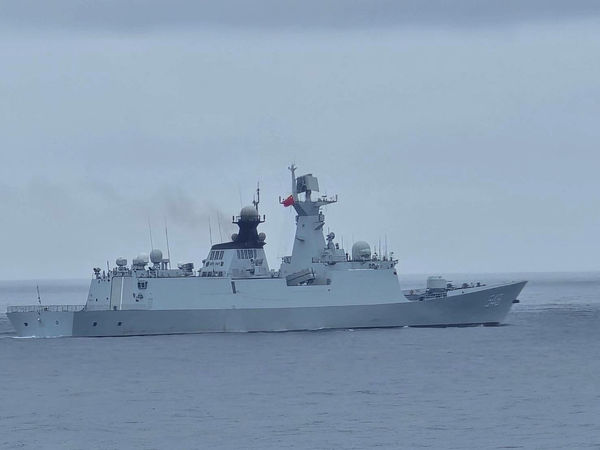 ▲▼一艘中國軍艦在台灣北部彭佳嶼附近海域航行。（圖／路透）