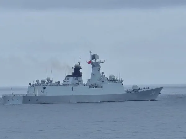 ▲▼一艘中國軍艦在台灣北部彭佳嶼附近海域航行。（圖／路透）