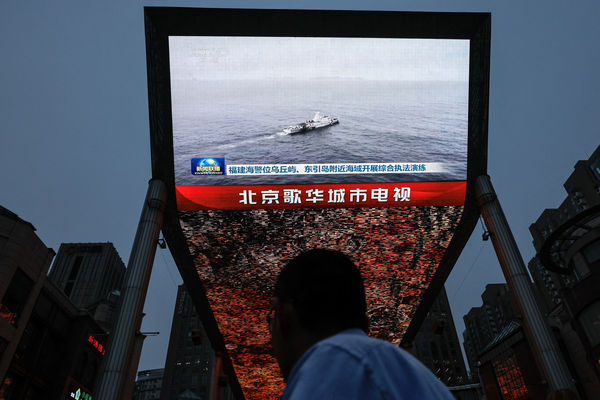 ▲▼北京街頭大螢幕顯示，中國人民解放軍東部戰區在台灣周圍進行軍事演習的新聞畫面。（圖／路透）