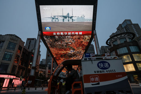 ▲▼北京街頭大螢幕顯示，中國人民解放軍東部戰區在台灣周圍進行軍事演習的新聞畫面。（圖／路透）