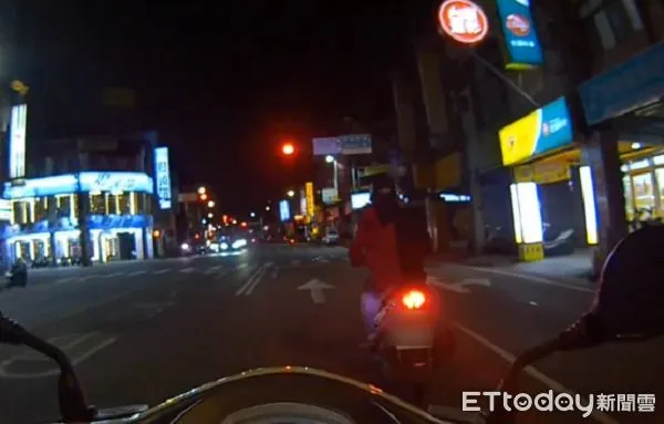 ▲身懷毒品菸的騎士遇警逃竄。（圖／桃園警分局提供）