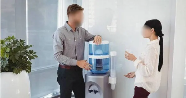 在台南市，圖書館飲水機時常遭遇民眾自備大型容器前往裝水，導致他人無水可用。（示意圖／TPG達志影像）