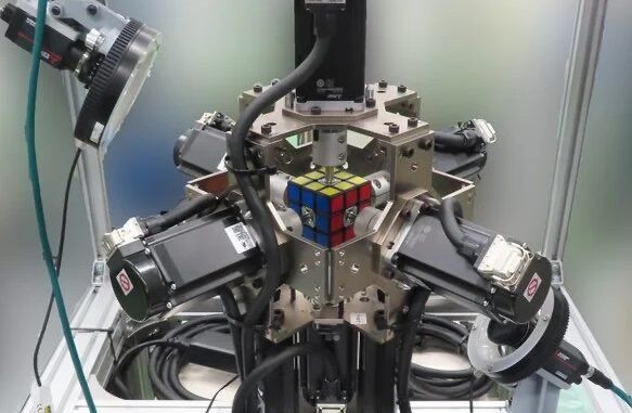 ▲▼日本三菱電機的TOKUFASTbot機器人只需要0.305秒就能快速解開六面3D拼圖魔術方塊。（圖／翻攝自X）